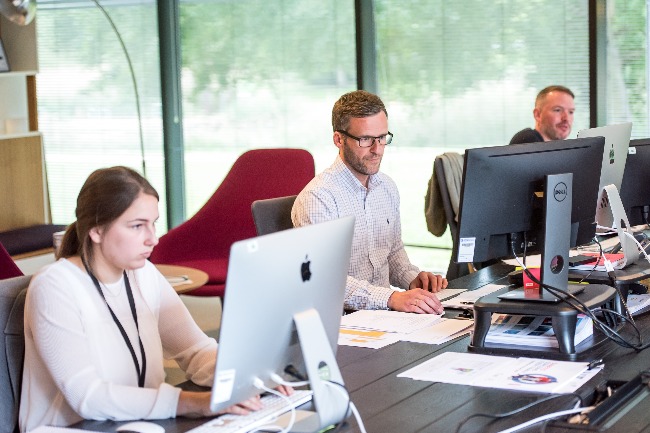Plateforme avec des agents locaux (DMC)
